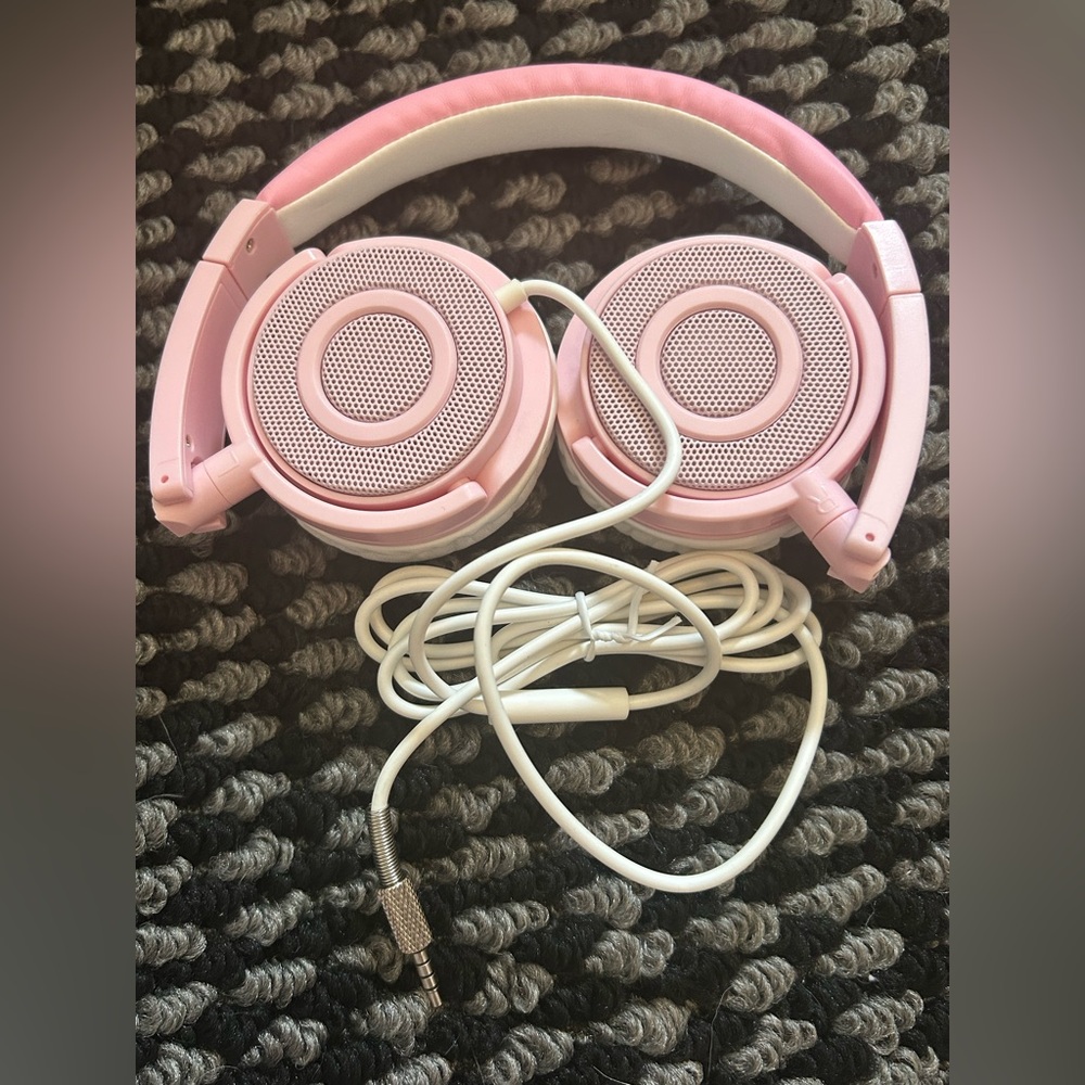 Vogek New in Box, Pink Corded Head Phones, Never Used